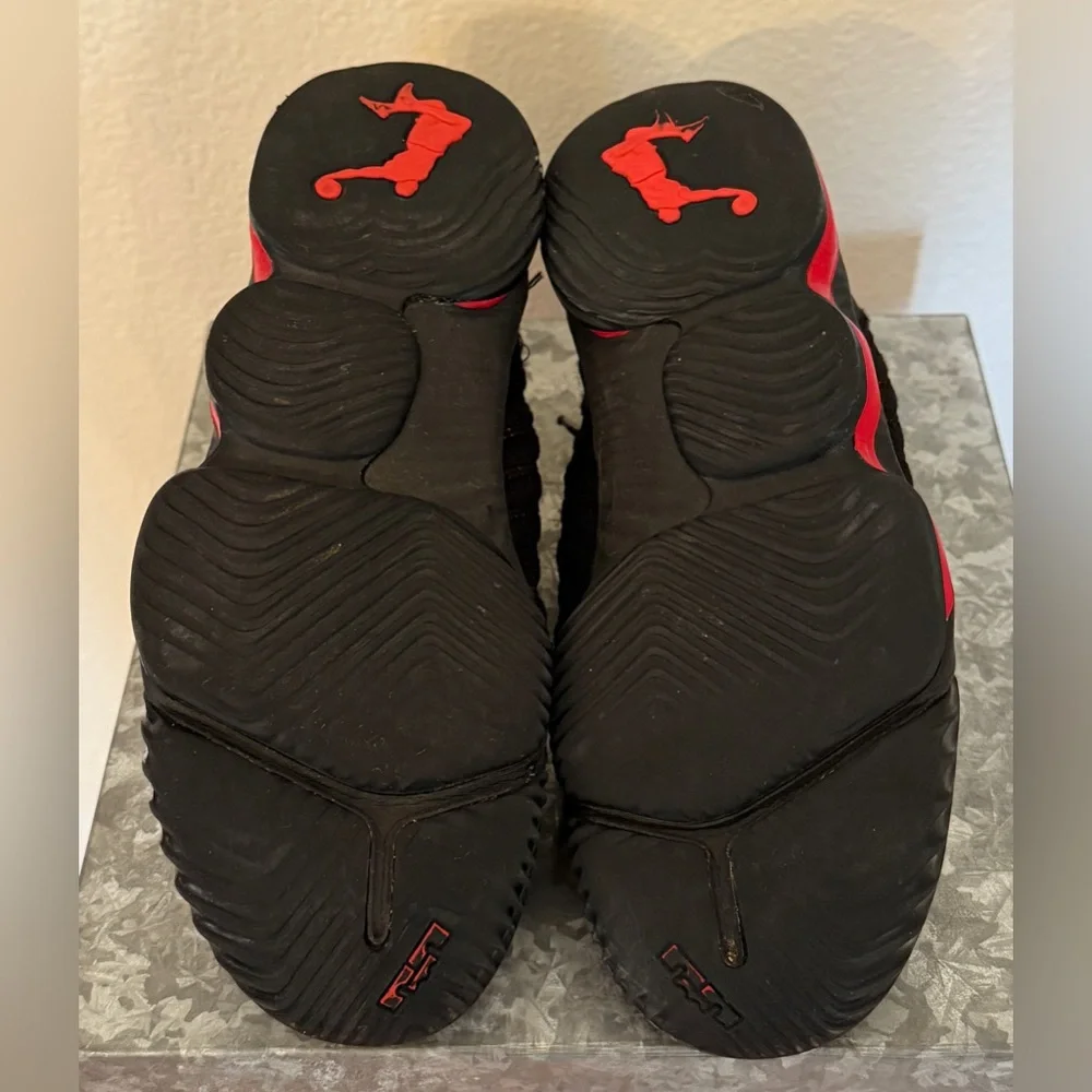 Nike LeBron 16 Black and Red Athletic Shoes, AQ2467-002, Size 3Y - Picture 7 of 8